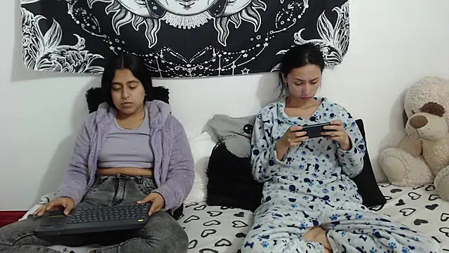 Snapshot of emily_n_abby chatting on 4, 6, 2026 emily n abby online show from 4, 6, 2026