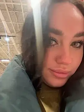 Snapshot of KiraSunshine chatting on 3, 12, 2025 KiraSunshine online show from 3, 12, 2025