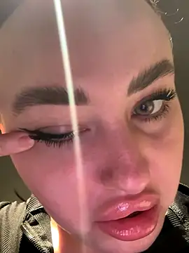 Snapshot of KiraSunshine chatting on 14, 11, 2025 KiraSunshine online show from 14, 11, 2025