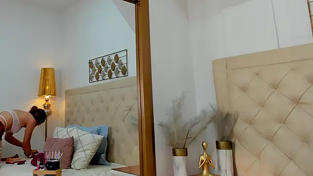 lucia lorenz online show from 10, 4, 2026