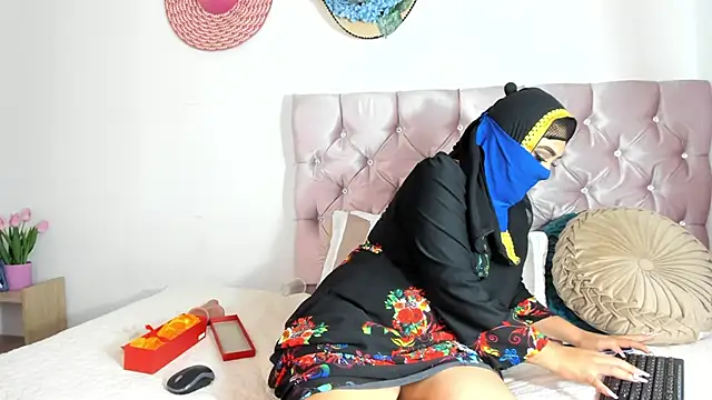 Snapshot of Inaya_Khalifa chatting on 23, 11, 2025 Inaya Khalifa online show from 23, 11, 2025