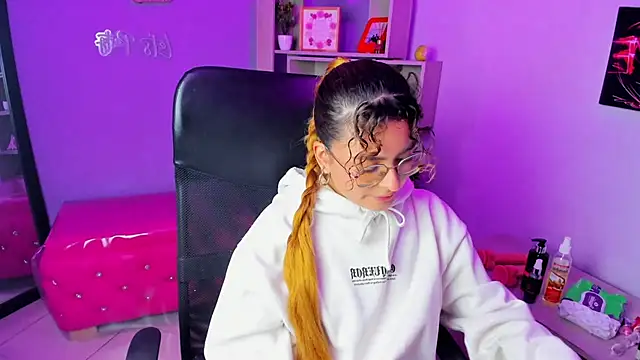 EmiliRouse  online show from 22, 11, 2025