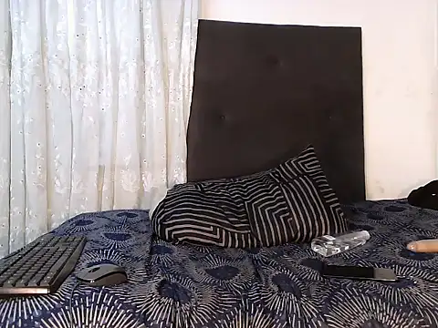 MinnieBee101 online show from 2, 3, 2026