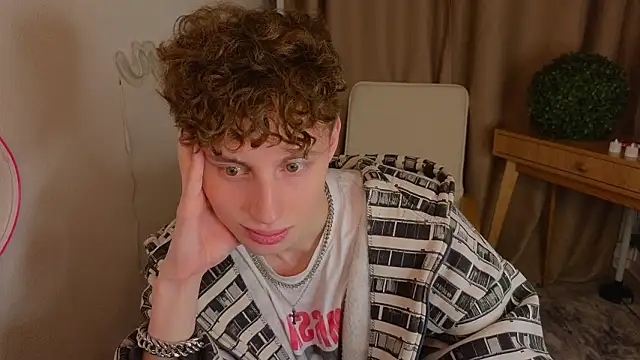 Snapshot of crisp1n chatting on 8, 2, 2026 crisp1n online show from 8, 2, 2026