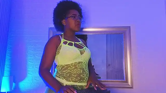 Snapshot of TianaLaRoux chatting on 14, 11, 2025 TianaLaRoux online show from 14, 11, 2025