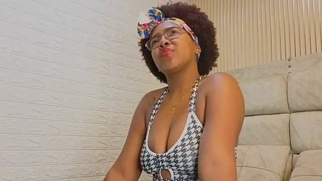 Snapshot of TianaLaRoux chatting on 19, 11, 2025 TianaLaRoux online show from 19, 11, 2025