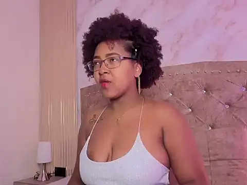 Snapshot of TianaLaRoux chatting on 2, 12, 2025 TianaLaRoux online show from 2, 12, 2025