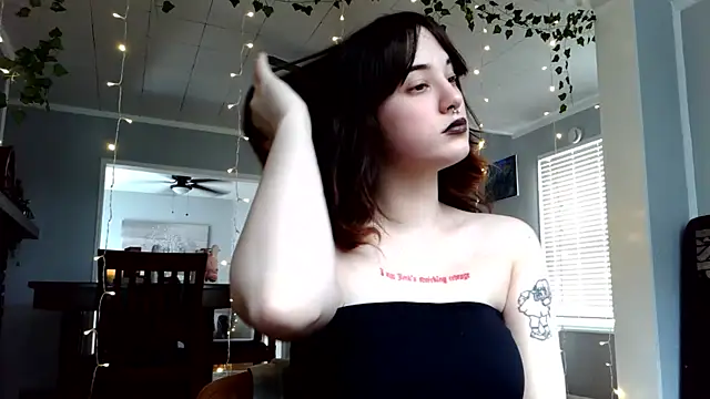 Trickylucy555 online show from 4, 4, 2026