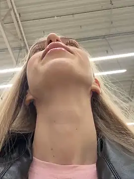 kira mia online show from 18, 12, 2025