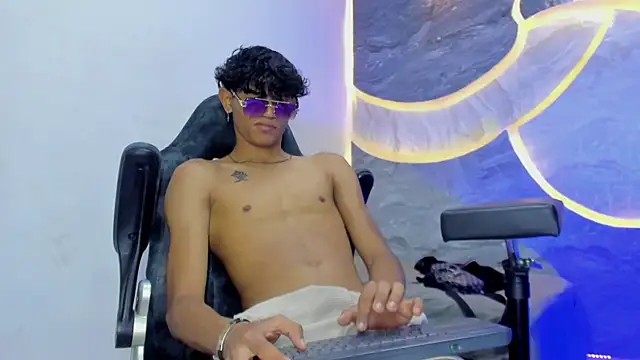 Sex Boy 33  online show from 11, 11, 2025