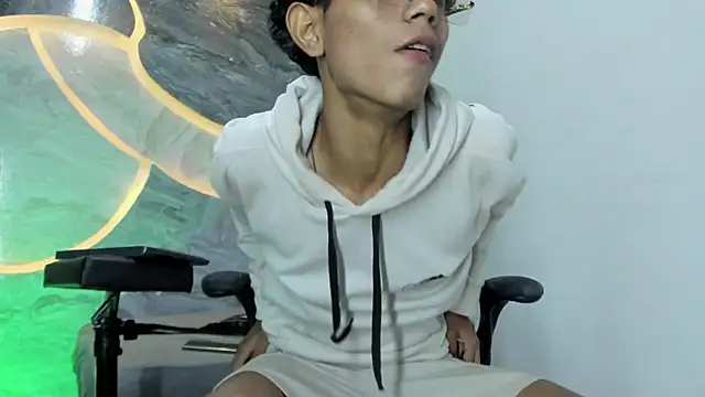 Sex Boy 33  online show from 26, 10, 2025