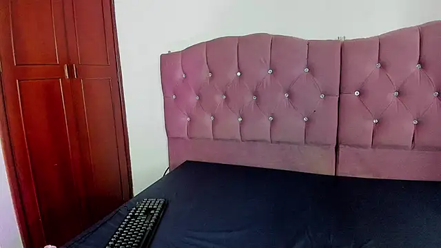 Sara Moon 18 online show from 5, 11, 2025