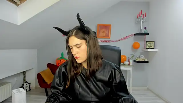 IzzyMonro online show from 31, 10, 2025