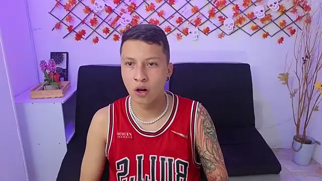 Snapshot of Martin_West chatting on 4, 11, 2025 Martin West online show from 4, 11, 2025