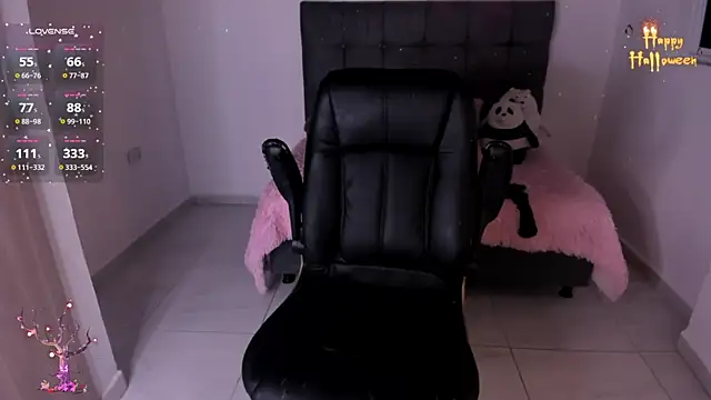 Karly Closson online show from 28, 10, 2025