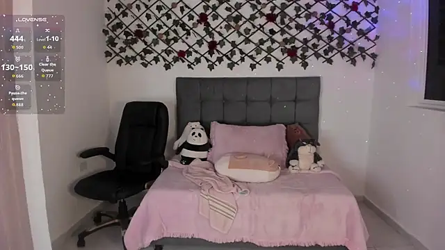 Karly Closson online show from 14, 11, 2025