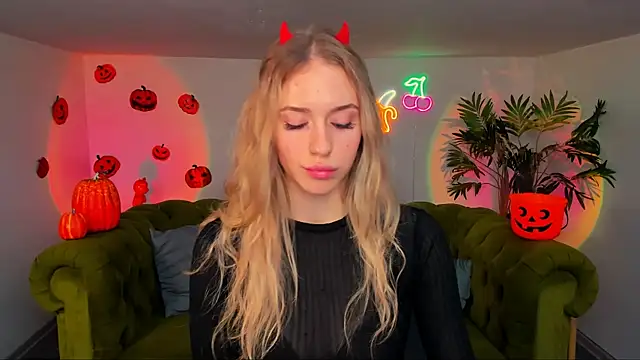 sassy cutie online show from 29, 10, 2025