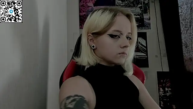 Snapshot of Holy_Mistress_S chatting on 18, 7, 2026 Holy Mistress S online show from 18, 7, 2026