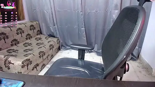 Snapshot of xNatasha chatting on 6, 11, 2025 xNatasha online show from 6, 11, 2025