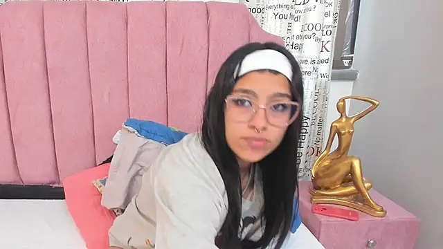 Claire Aristizabal  online show from 23, 11, 2025