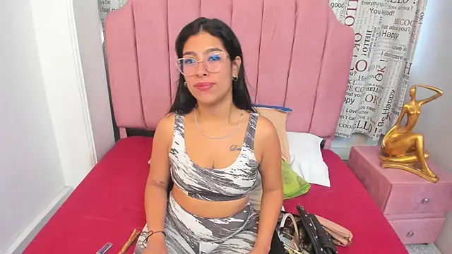 Claire Aristizabal  online show from 30, 11, 2025