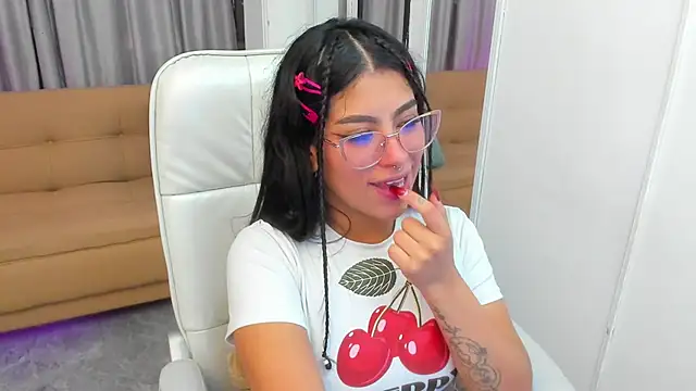 Claire Aristizabal  online show from 2, 12, 2025