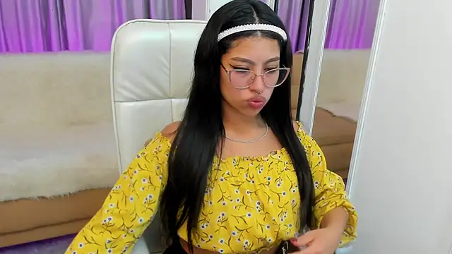 Claire Aristizabal  online show from 18, 11, 2025