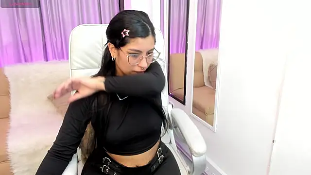 Claire Aristizabal  online show from 31, 10, 2025