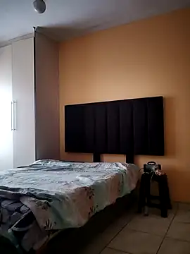 yummy-caramel online show from 1, 4, 2026