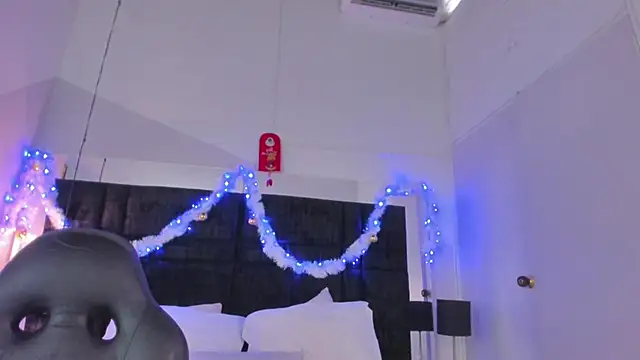 Snapshot of EmmadaSilva chatting on 27, 11, 2025 EmmadaSilva online show from 27, 11, 2025