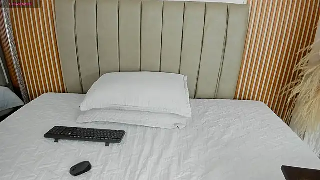 Snapshot of Endiira_ chatting on 21, 11, 2025 Endiira online show from 21, 11, 2025