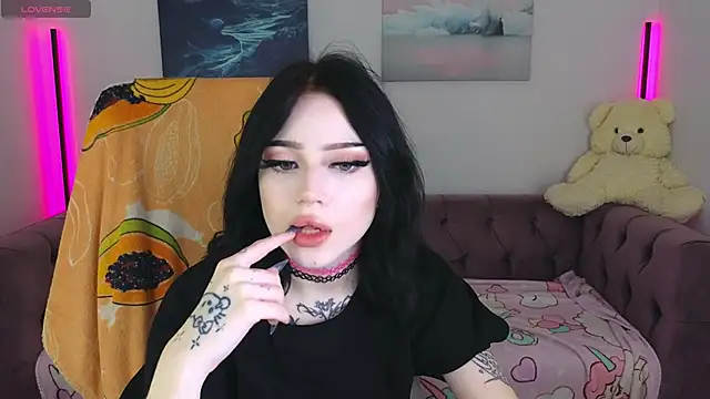 Emma Kirks online show from 7, 11, 2025