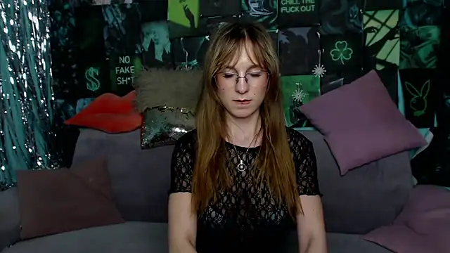 AlishaKellyi online show from 4, 4, 2026