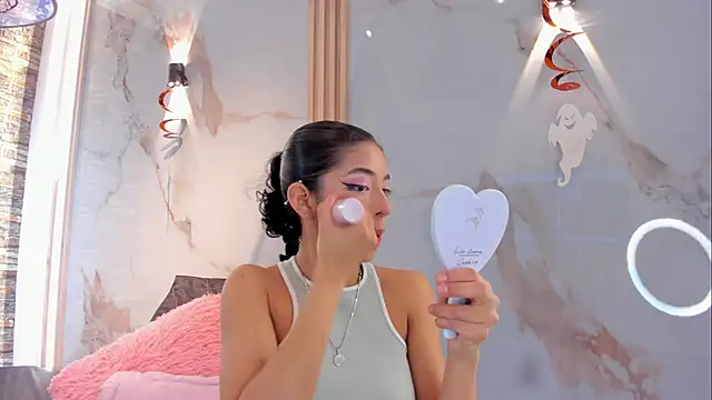 Snapshot of Victoria_Dubois_ chatting on 1, 11, 2025 Victoria Dubois online show from 1, 11, 2025