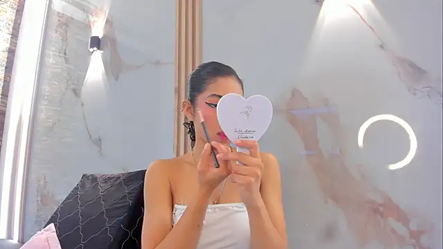 Snapshot of Victoria_Dubois_ chatting on 6, 11, 2025 Victoria Dubois online show from 6, 11, 2025