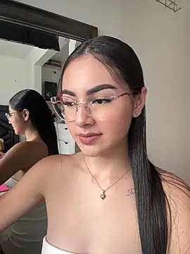 IslaCole online show from 5, 4, 2026
