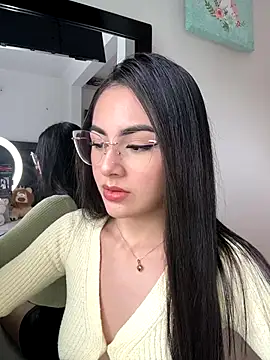 Snapshot of IslaCole chatting on 6, 11, 2025 IslaCole online show from 6, 11, 2025