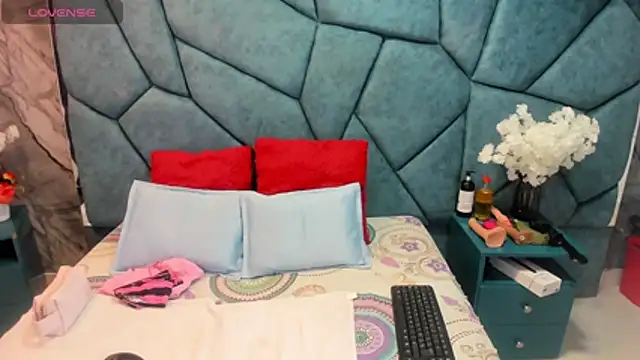 Snapshot of JulietaDiamond chatting on 8, 7, 2026 JulietaDiamond online show from 8, 7, 2026