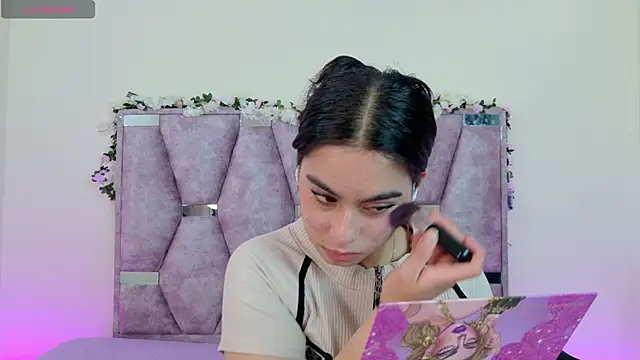 Iris mandarinne online show from 12, 11, 2025