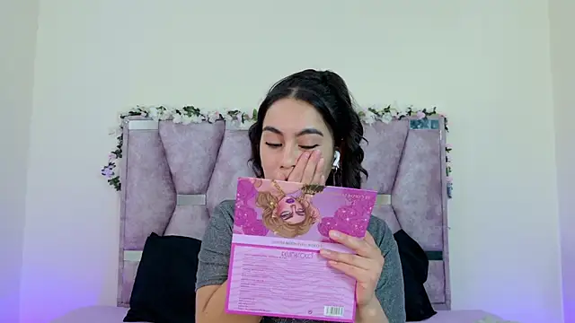 Iris mandarinne online show from 16, 11, 2025