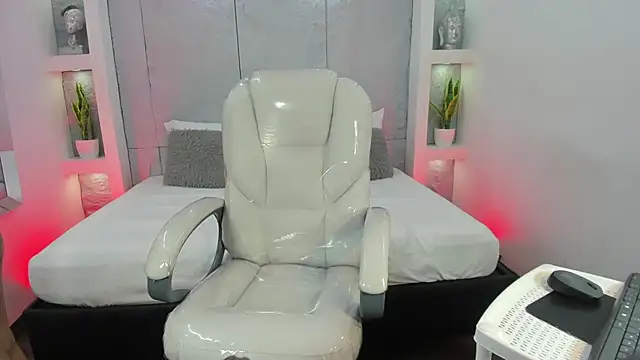 AmyColman  online show from 13, 11, 2025