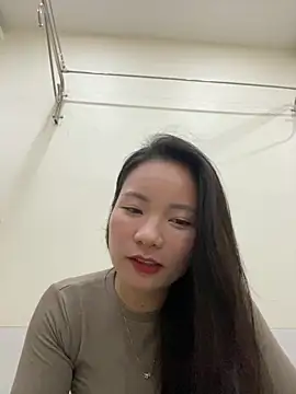 Bee Yellow00 online show from 11, 11, 2025