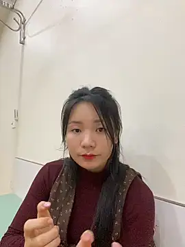 Bee Yellow00 online show from 5, 2, 2026