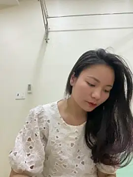 Bee Yellow00 online show from 23, 12, 2025