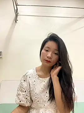 Bee Yellow00 online show from 10, 11, 2025