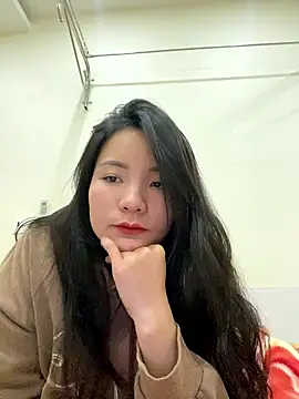 Bee Yellow00 online show from 11, 1, 2026