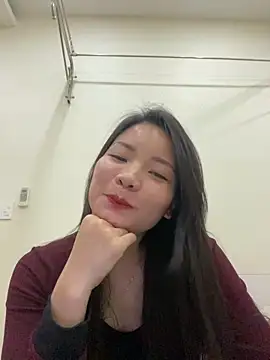 Bee Yellow00 online show from 17, 12, 2025