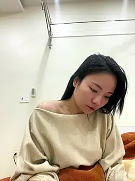 Bee Yellow00 online show from 9, 1, 2026