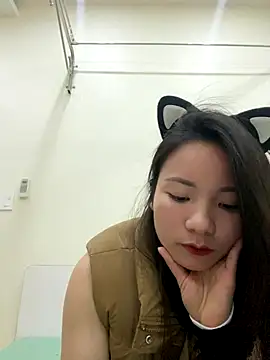 Bee Yellow00 online show from 28, 11, 2025