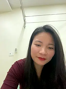 Bee Yellow00 online show from 20, 12, 2025